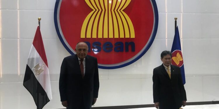 Choucri s'entretient avec le SG de l'ASEAN 2 - Le Progrès Egyptien Choucri s'entretient avec le SG de l'ASEAN 1 - Le Progrès Egyptien