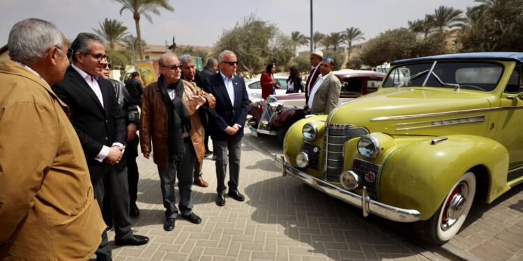 Coup d'envoi du Carnaval des bagnoles classiques 2 - Le Progrès Egyptien Coup d'envoi du Carnaval des bagnoles classiques 1 - Le Progrès Egyptien