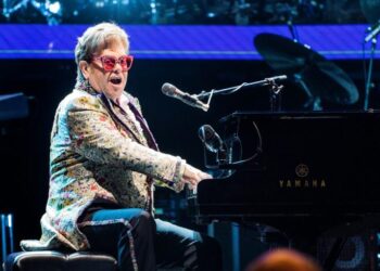 La star de la pop britannique  Elton John fête ses 75 ans