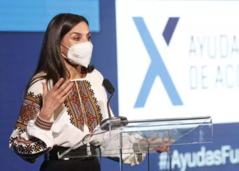 La Reine Letizia arbore une “vyshyvanka” en soutien au peuple ukrainien