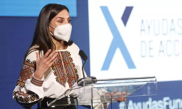 La Reine Letizia arbore une “vyshyvanka” en soutien au peuple ukrainien 1 - Le Progrès Egyptien