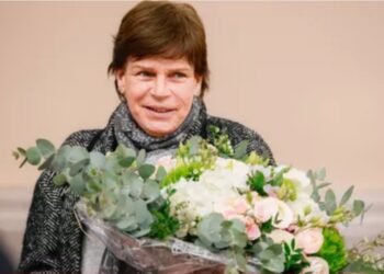 Stéphanie de Monaco couverte de fleurs sur la place du Palais