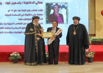 Le pape Tawadros décerne la ministre de l’Environnement le prix de la mère idéale