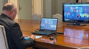 Choucri s'entretient avec le président de la COP26 4 - Le Progrès Egyptien Choucri s'entretient avec le président de la COP26 3 - Le Progrès Egyptien