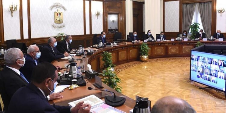 Le PM examine nombre de dossiers importants 2 - Le Progrès Egyptien Le PM examine nombre de dossiers importants 1 - Le Progrès Egyptien