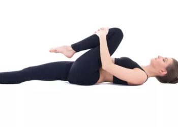 L’exercice de stretching de base pour les cuisses