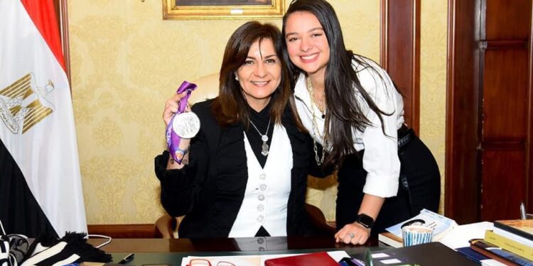 Nabila Makram reçoit la 1ère Egyptienne médaillée d'argent au championnat du monde de tir 2 - Le Progrès Egyptien Nabila Makram reçoit la 1ère Egyptienne médaillée d'argent au championnat du monde de tir 1 - Le Progrès Egyptien