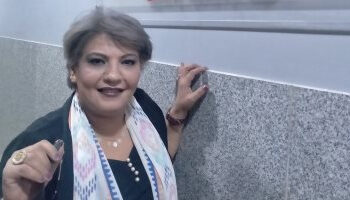 A la fête des mères, Yasmine Fouad, les pas et le parcours