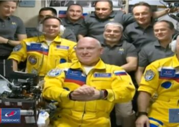 ISS : La tenue bleu et jaune des astronautes russes étonne