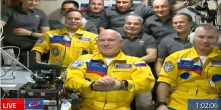 ISS : La tenue bleu et jaune des astronautes russes étonne 1 - Le Progrès Egyptien