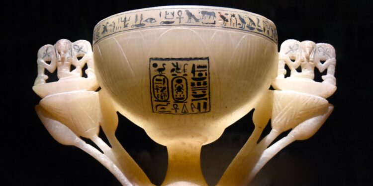 Le calice de lotus de Toutankhamon 2 - Le Progrès Egyptien Le calice de lotus de Toutankhamon 1 - Le Progrès Egyptien