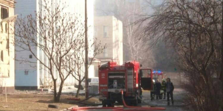 Guerre en Ukraine : Deux bombes “superpuissantes” sur Marioupol 1 - Le Progrès Egyptien Un soldat ukrainien tient un missile anti-char à Irpin, le 12 mars 2022