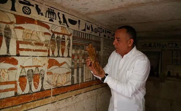 Dr Moustafa Waziri avec une statuette découverte à Saqqarah 1 - Le Progrès Egyptien