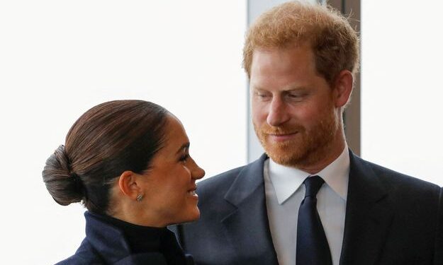 Harry et Meghan accusés de “snober” la reine et l’hommage au prince Philip 1 - Le Progrès Egyptien FILE PHOTO: Britain's Prince Harry and Meghan, Duke and Duchess of Sussex, look at each other during a visit to One World Trade Center in Manhattan, New York City, U.S., September 23, 2021. REUTERS/Andrew Kelly/File Photo