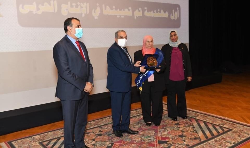 Production militaire: Documentaire pour les femmes idéales 1 - Le Progrès Egyptien