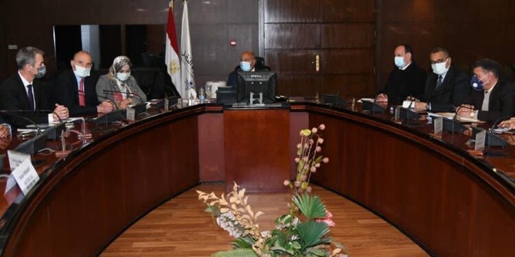 Examen avec une délégation des entreprises et banques françaises de la coopération dans tous les domaines du Transport 1 - Le Progrès Egyptien