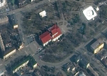 Ukraine : Un théâtre à Marioupol bombardé