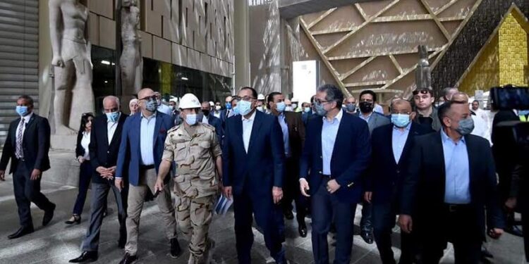 Le PM inspecte les travaux du Grand Musée Egyptien 1 - Le Progrès Egyptien