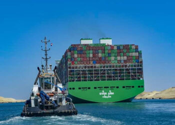 Le porte-conteneurs Ever Arm traverse le Canal de Suez pour son premier voyage