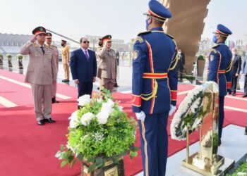 Al-Sissi dépose des fleurs au Mémorial des martyrs
