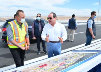 Al-Sissi inspecte les travaux de la route Le Caire – Suez