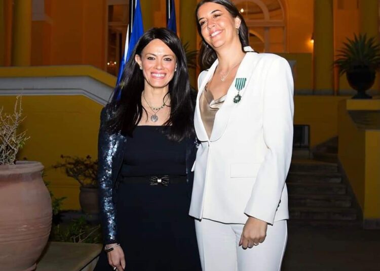 Farrah El-Dibany décorée par la France