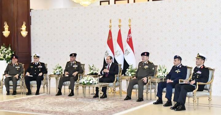 Le Président se réunit avec les commandants des Forces Armées 1 - Le Progrès Egyptien