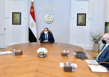 Al-Sissi ordonne de renforcer la compétitivité du Canal de Suez