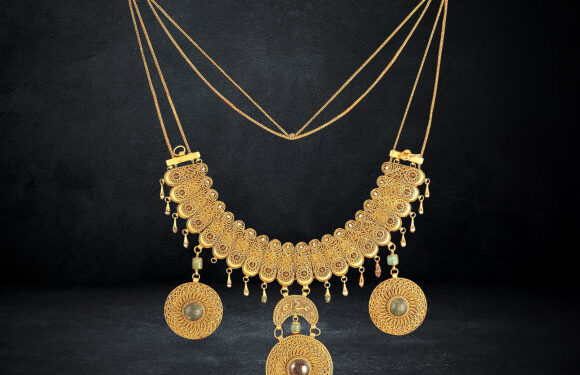 Le collier avec trois pendentifs 2 - Le Progrès Egyptien Le collier avec trois pendentifs 1 - Le Progrès Egyptien