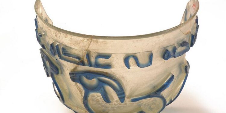 Fragment de récipient en verre 2 - Le Progrès Egyptien Fragment de récipient en verre 1 - Le Progrès Egyptien