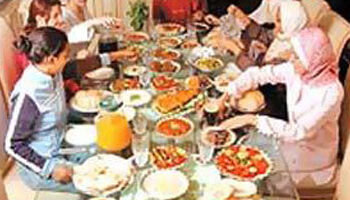 Les ménages s’activent à dresser les tables