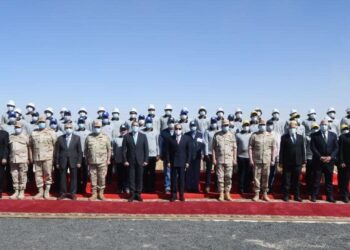 Al-Sissi prend une photo-souvenir avec les moissonneurs de blé à Tochka