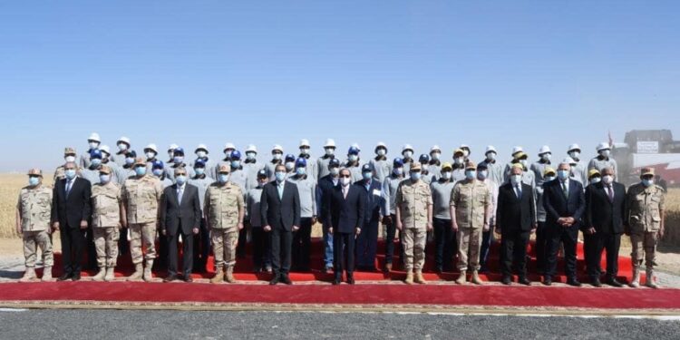 Al-Sissi prend une photo-souvenir avec les moissonneurs de blé à Tochka 1 - Le Progrès Egyptien