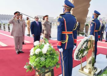 Al-Sissi dépose une gerbe de fleurs sur le mémorial des martyrs des Forces armées