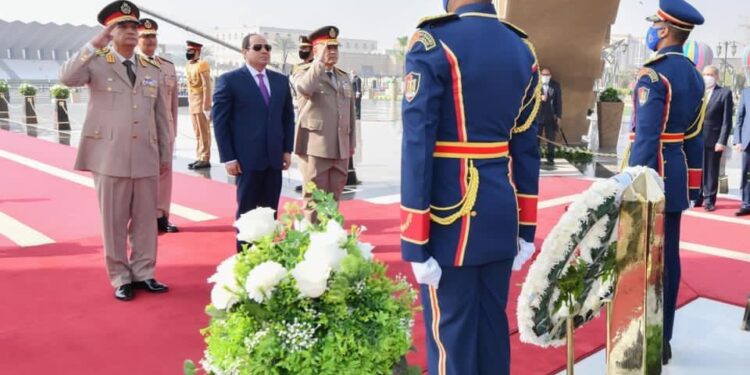 Al-Sissi dépose une gerbe de fleurs sur le mémorial des martyrs des Forces armées 1 - Le Progrès Egyptien