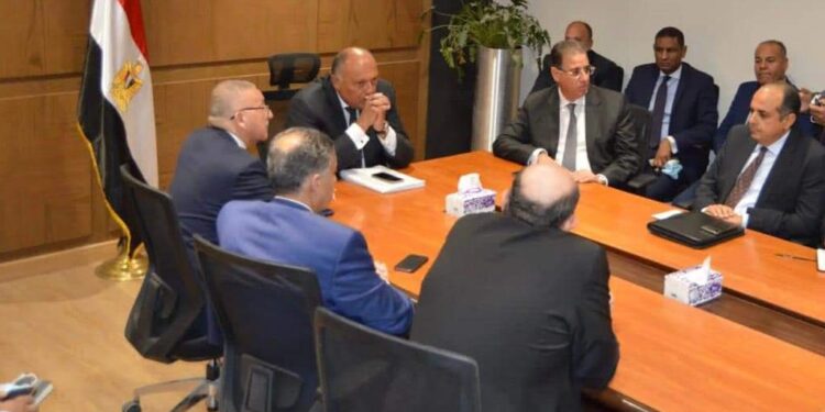 Choucri rencontre un certain nombre de ses assistants au siège du ministère des AE dans la NCA 2 - Le Progrès Egyptien Choucri rencontre un certain nombre de ses assistants au siège du ministère des AE dans la NCA 1 - Le Progrès Egyptien