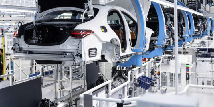 Flexibel, digital, effizient und nachhaltig: Die Factory 56 am Standort Sindelfingen verkörpert die Zukunft der Produktion bei Mercedes-Benz und setzt neue Maßstäbe für den Automobilbau. Mit der so genannten „Fullflex Marriage“ wird ein neuer Standard für die Fahrzeug-Hochzeit implementiert, bei der die Karosserie mit dem Antrieb verbunden wird. Die Hochzeit in der Factory 56 besteht aus mehreren modularen Stationen. Die einzelnen Module können bei neuen Produktanforderungen innerhalb eines Wochenendes ausgetauscht werden. Damit lassen sich große Umbauten und so auch längere Produktionsunterbrechungen vermeiden.Flexible, digital, efficient and sustainable: Factory 56 at the Sindelfingen plant embodies the future of production at Mercedes-Benz and sets new standards for the automotive industry. The so-called "Fullflex Marriage" sets a new standard for the process whereby the vehicle body is joined to the drive system. In Factory 56 this "marriage" consists of several modular stations. For new product requirements, the individual modules can be replaced within one weekend. This enables major conversion work and longer interruptions in production to be avoided.