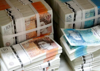 La livre sterling glisse vers son plus bas niveau