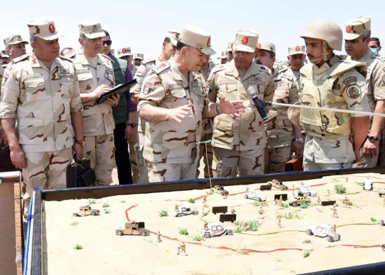Le chef d’état-major des forces armées inspecte le camp d’entrainement des combattants du Sinaï-Nord