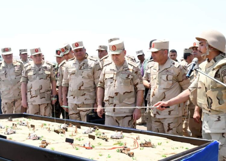 Le chef d’état-major des forces armées inspecte le camp d’entrainement des combattants du Sinaï-Nord