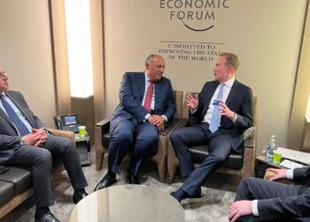 Le ministre des Affaires étrangères rencontre le président du Forum économique mondial