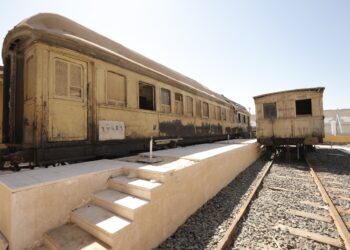 Deux wagons du train historique au Musée mondial de Suez