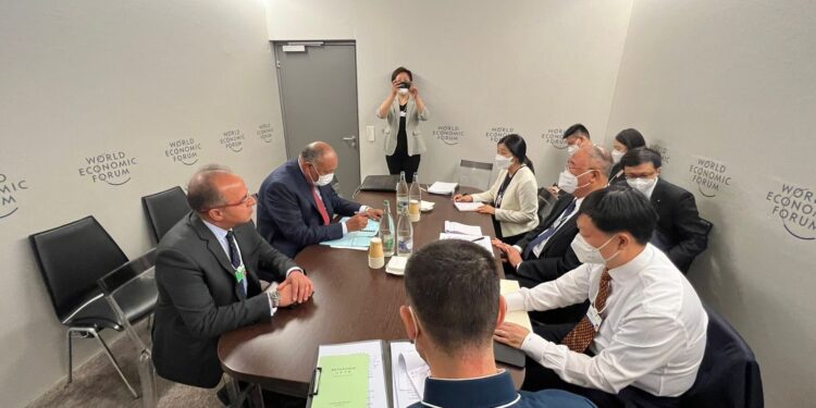 Le ministre des AE s'entretient avec l'envoyé chinois pour le climat à Davos 2 - Le Progrès Egyptien Le ministre des AE s'entretient avec l'envoyé chinois pour le climat à Davos 1 - Le Progrès Egyptien