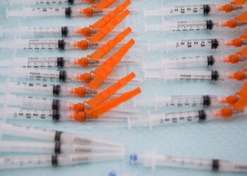Un faible taux de vaccination mondial alimente la pandémie