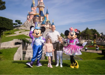 Jacques et Gabriella retrouvent Mickey et Minnie à Disneyland Paris