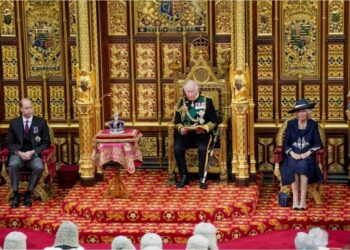 Le prince Charles a remplacé la Reine au Parlement, Camilla et William à ses côtés