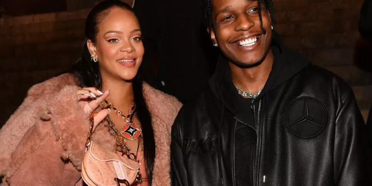 Rihanna, jeune maman en «admiration» devant son petit garçon 2 - Le Progrès Egyptien Rihanna, jeune maman en «admiration» devant son petit garçon 1 - Le Progrès Egyptien