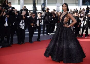 … Et Naomi et Elsa, duo de décolletés plongeants sur le tapis rouge