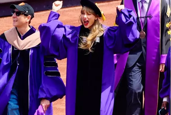 Taylor Swift reçoit un diplôme honorifique de l’Université de New York 2 - Le Progrès Egyptien Taylor Swift reçoit un diplôme honorifique de l’Université de New York 1 - Le Progrès Egyptien