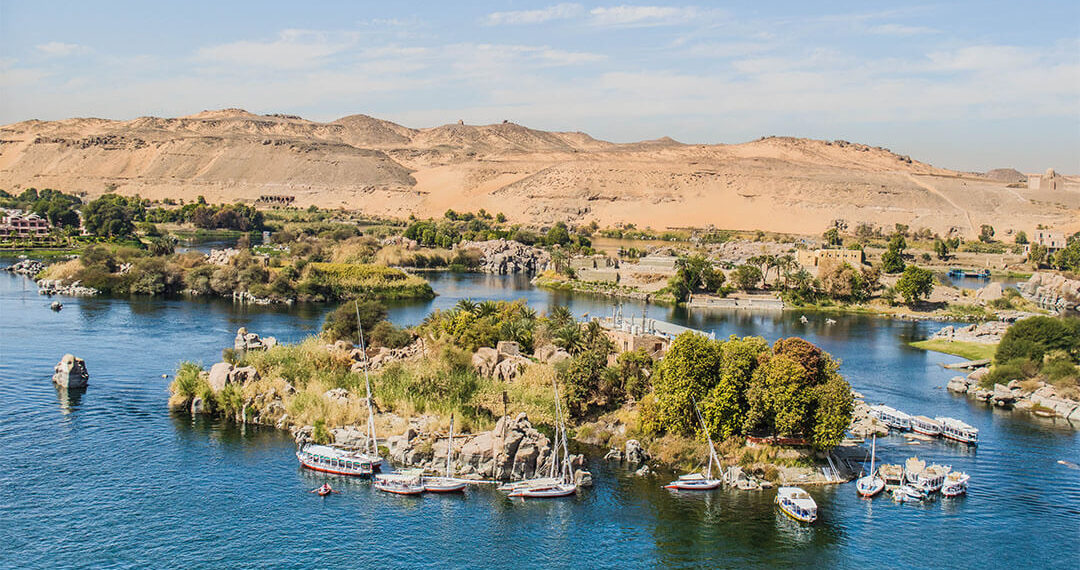 Deux femmes, avec ”le gergar” nubien, promeuvent le tourisme 2 - Le Progrès Egyptien Deux femmes, avec ”le gergar” nubien, promeuvent le tourisme 1 - Le Progrès Egyptien